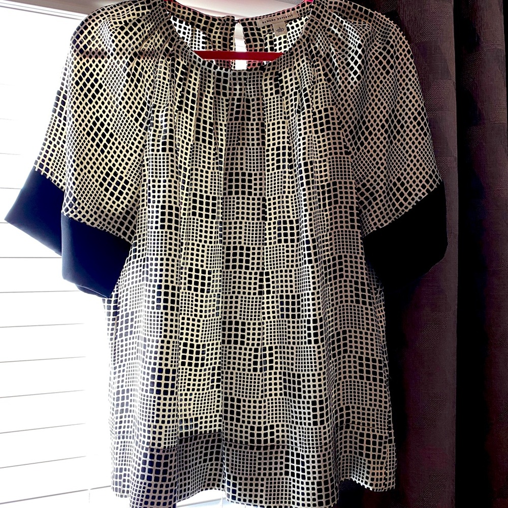 Great for Summer! Banana republic blouse short sleeve black/off-white